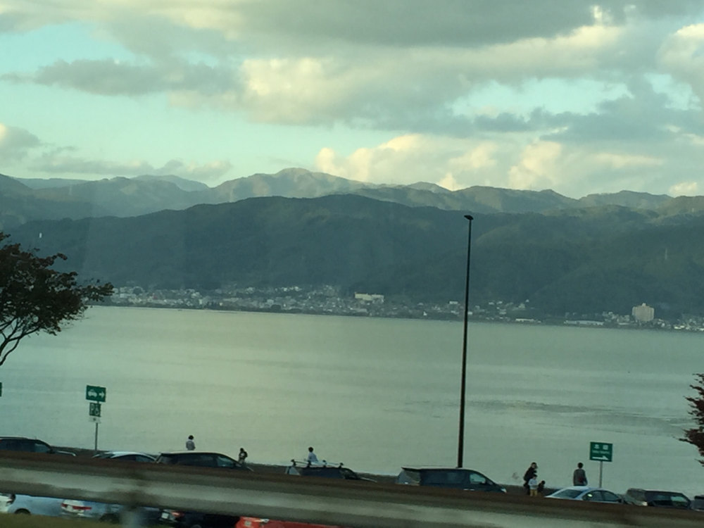 諏訪湖通過