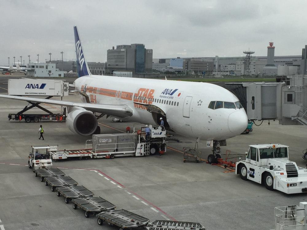 曇り空の羽田空港
