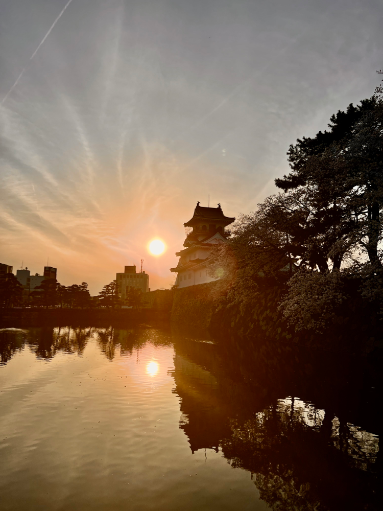 富山城の夕日に