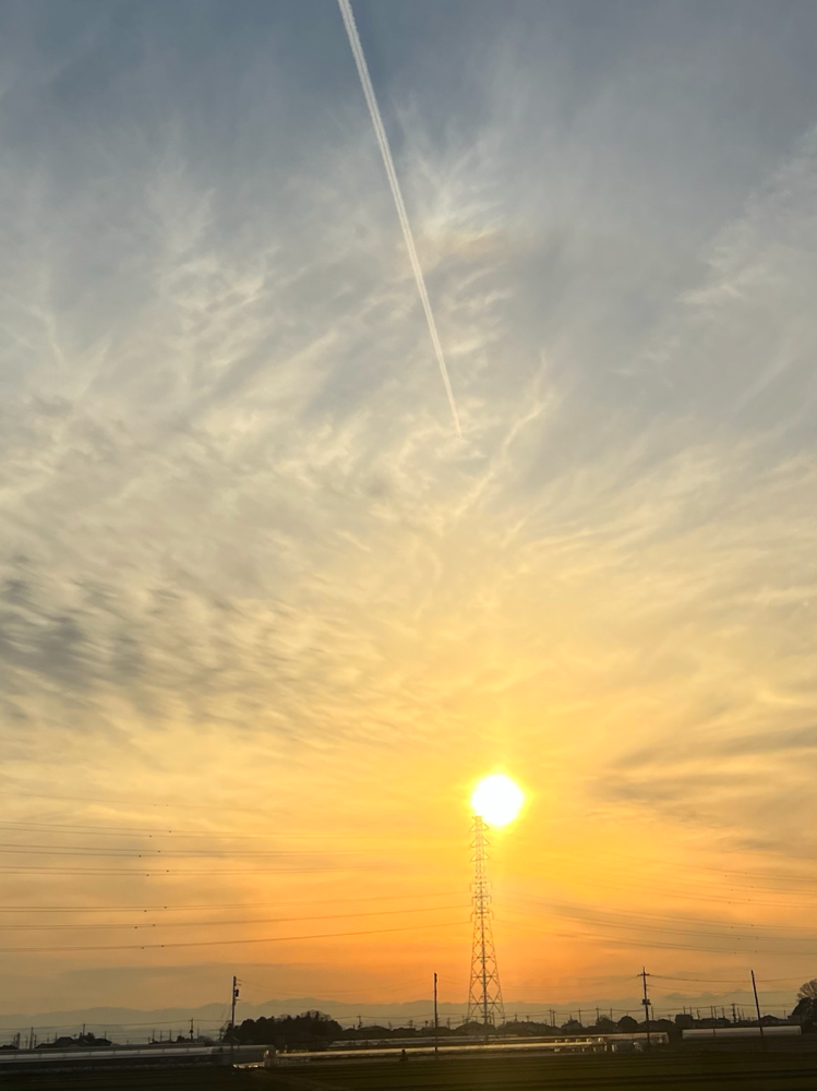 飛行機雲と夕日