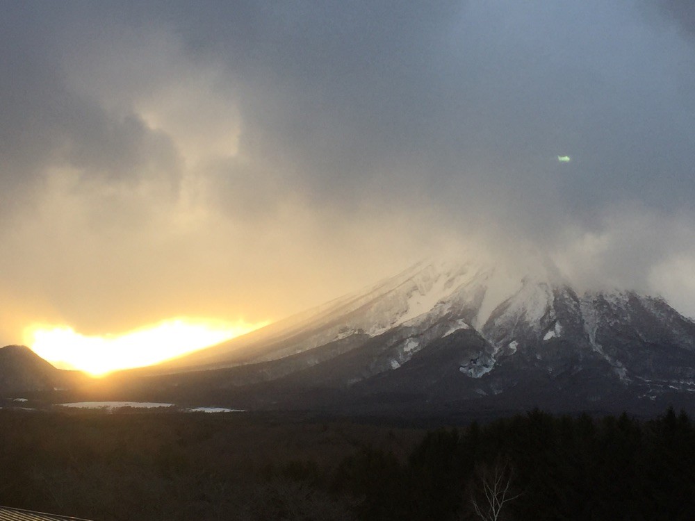 夕暮れの岩手山