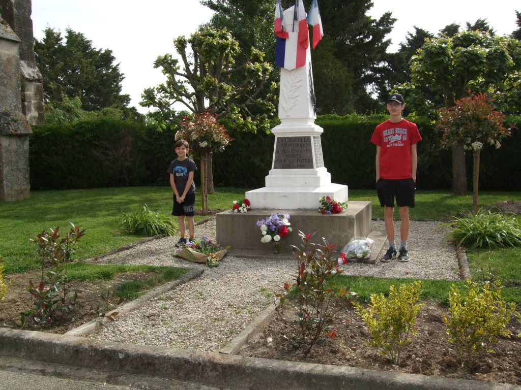 Après la cérémonie 2 enfants viennent déposer leur bouquet