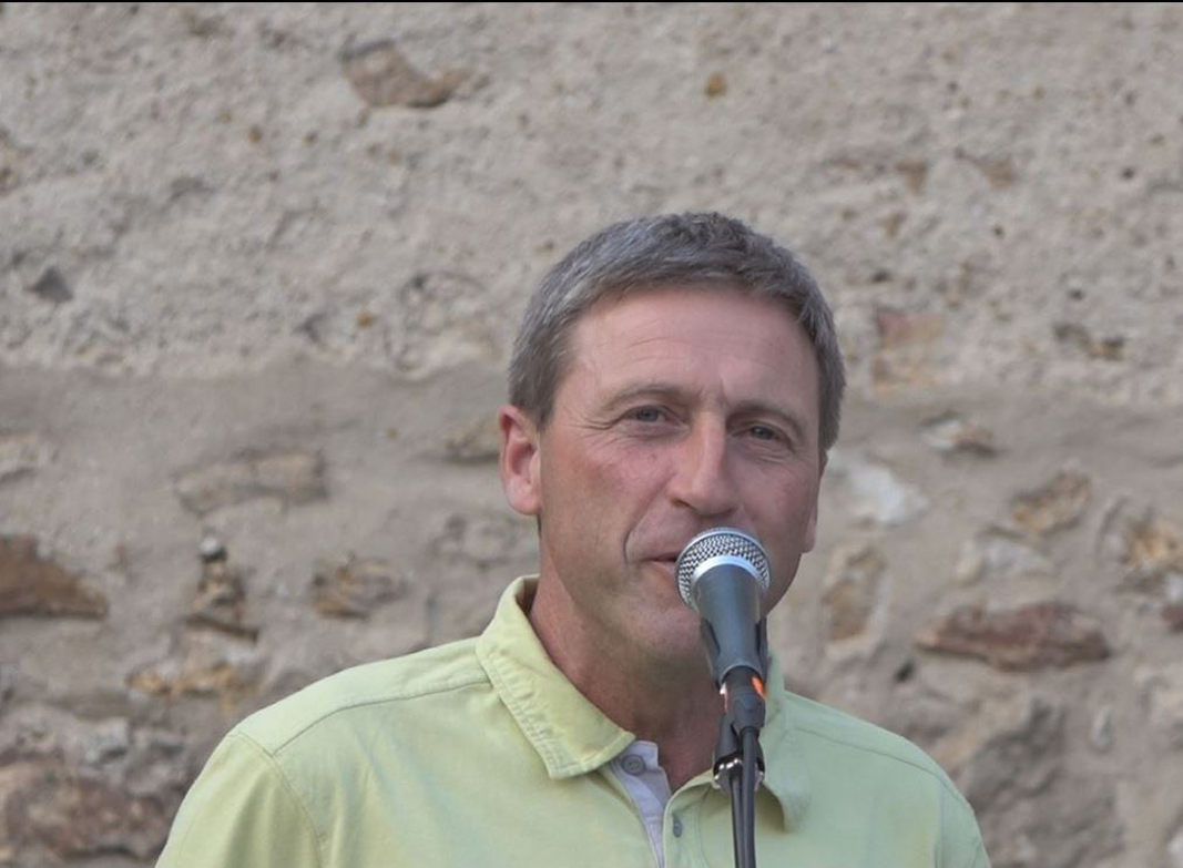 Le maire déléguée de La Chapelle-Monthodon, Jean-Yves Roulot accueille les participants dont 35 venus du village