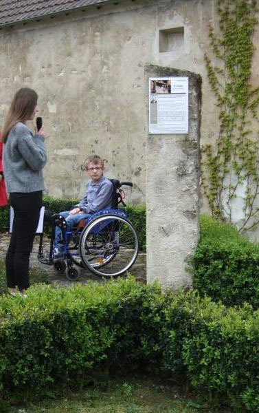 2 adoslescents de Vallées-en-Champagne lisent des textes écrits par des passeurs de mémoire