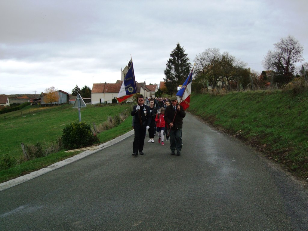 Les participants se dirigent ensuite  vers le cimetière du village......