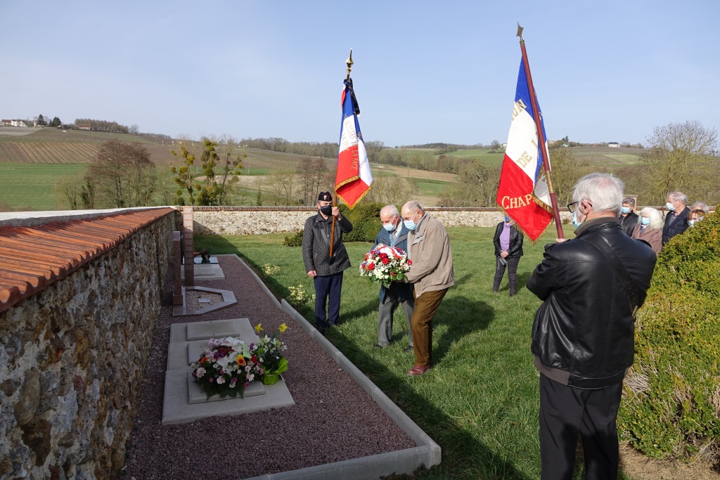 Deux anciens combattants d'Algérie déposent la gerbe de fleurs.