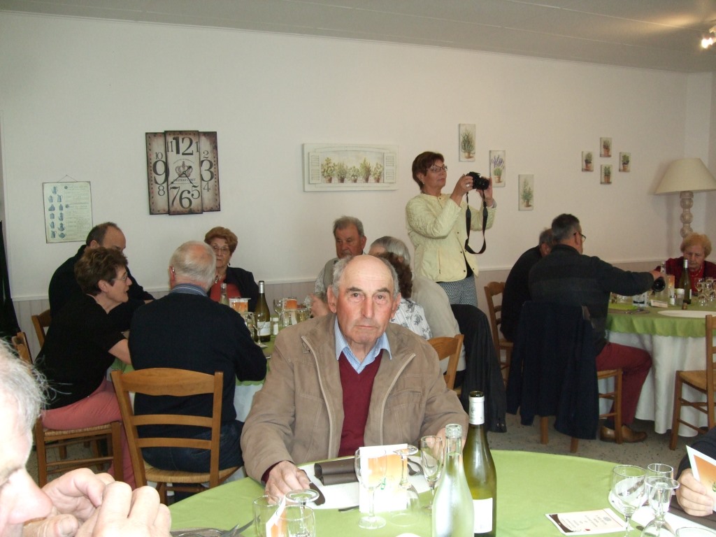Au 1er plan, Bernard Roulot,  Président des anciens combattants de La Chapelle-Monthodon & La photographe, Jacqueline Picart,  Maire déléguée du même village.