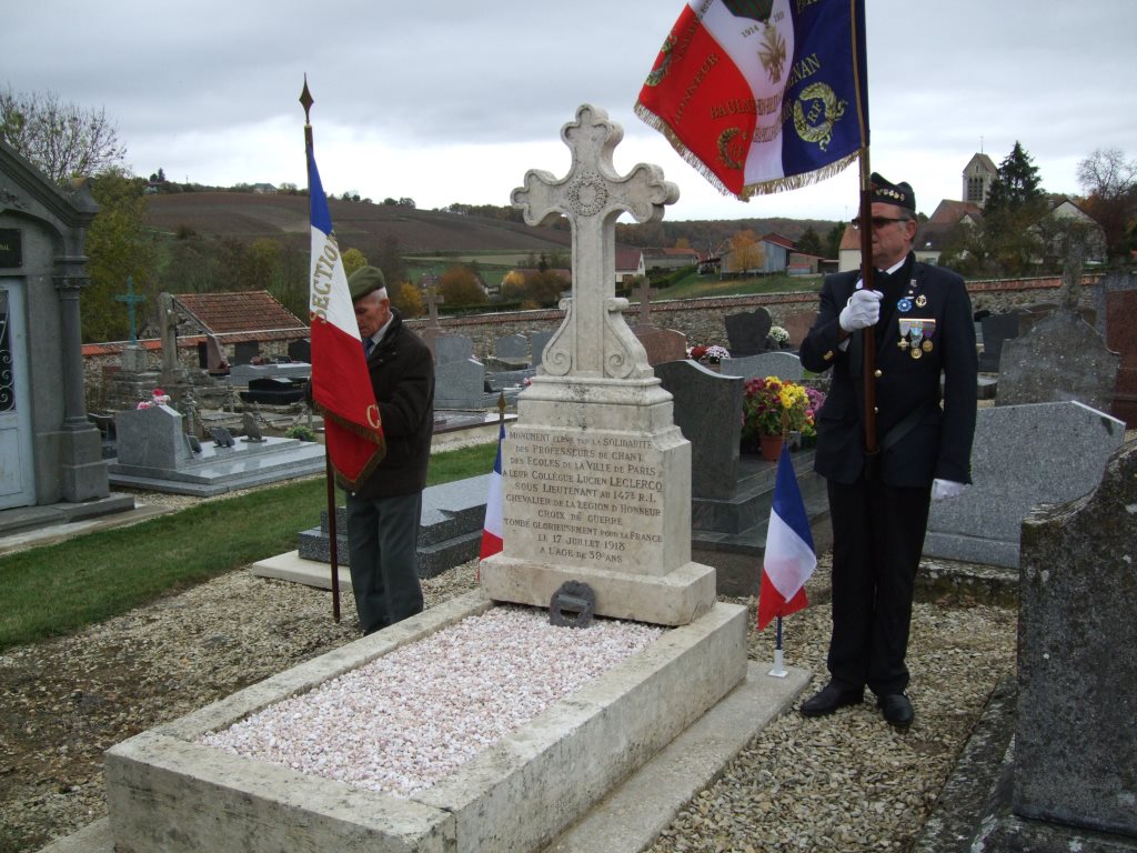 .......pour honorer la tombe du Sous-lieutenant Lucien Michel LECLERCQ