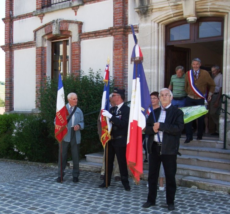 Les porte-drapeaux  sortent de la mairie. De gauche à droite Robert Breton (La Chapelle-Monthodon), Marcel Dartinet (Baulne-en-Brie) et Jacques Cernet (La Chapelle-Monthodon)