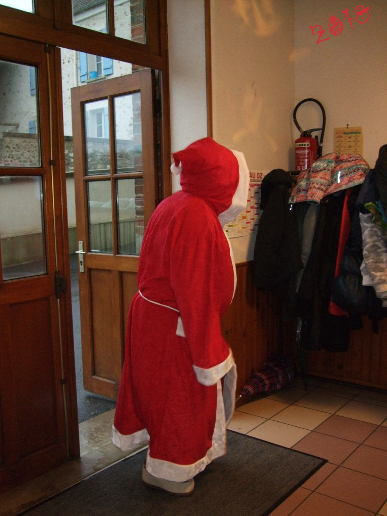 Le Père Noël tant attendu par les enfants fait son entrée