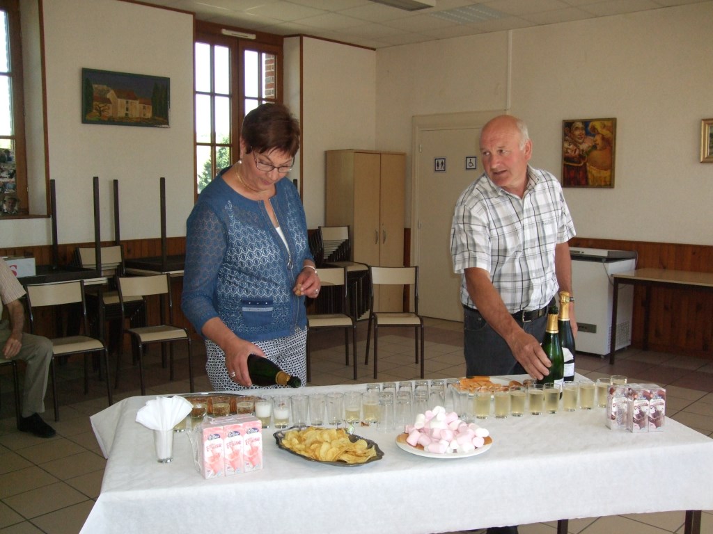 Après la cérémonie tous les présents se retrouvent dans la salle communale pour une petite coupe de champagne