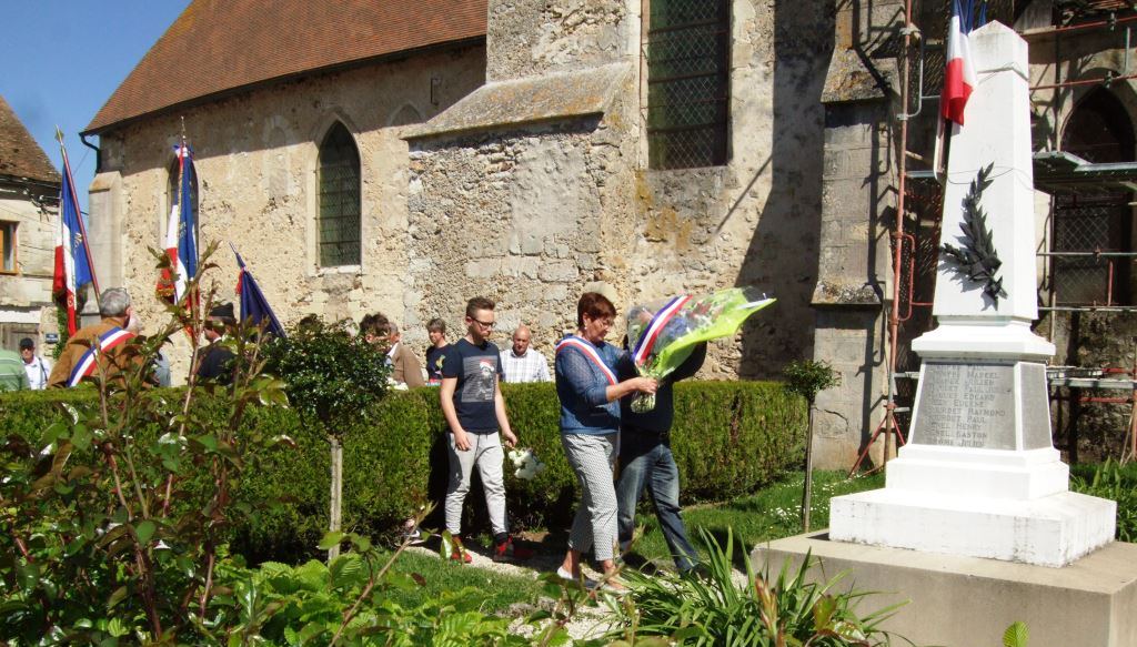 Jacqueline Picart  et Rémy Thomas (Conseiller à Baulne-en-Brie) déposent la gerbe