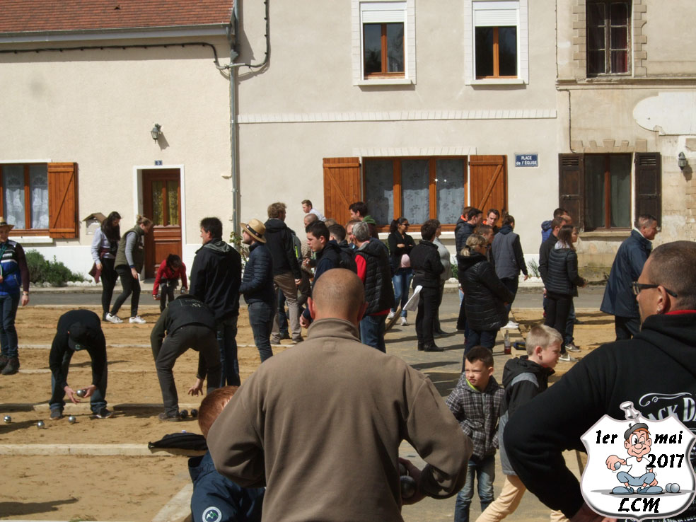 La place du village est transformée en boulodrome