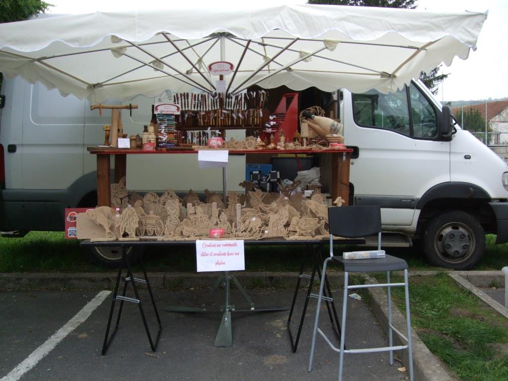 Objets en bois et stylos en pierre de lait