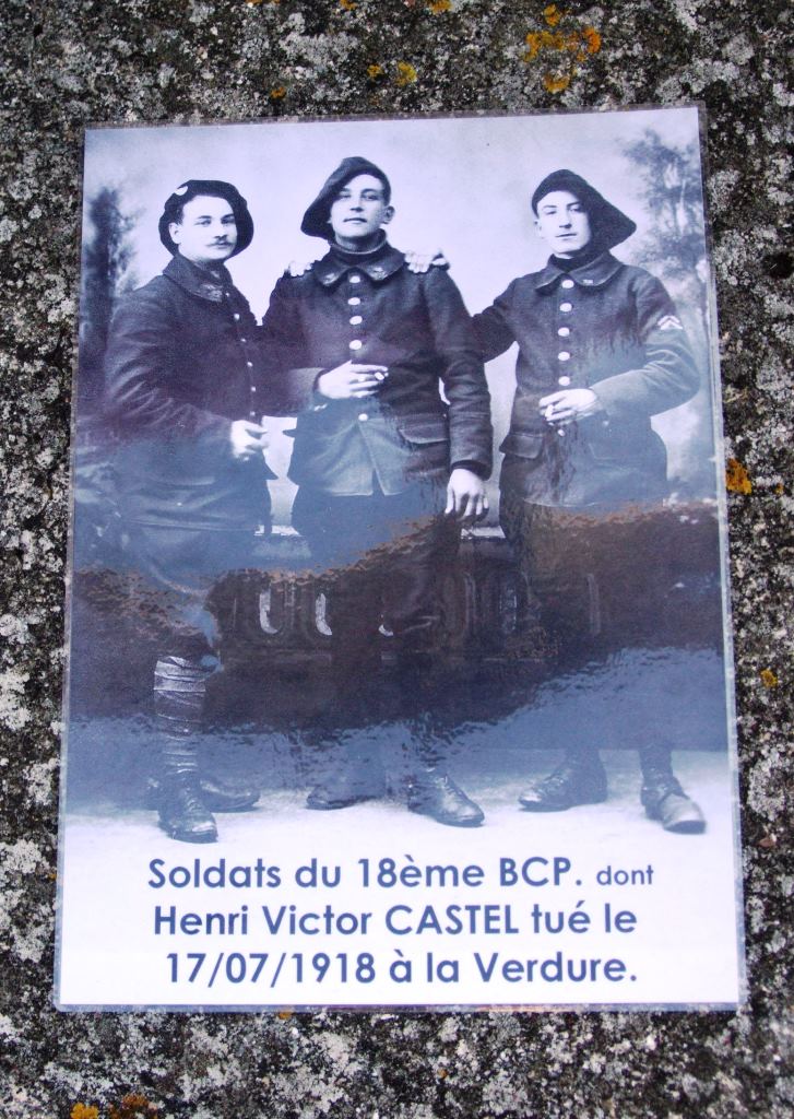 A droite le soldat Henri Victor Castel tué à La Verdure