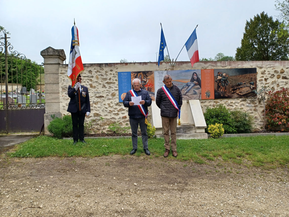 Claude  Picart, maire délégué de Saint-Agnan lit le message du ministre des Armées et de Madame Patricia MIRALLES, secrétaire d’Etat aux Anciens Combattants