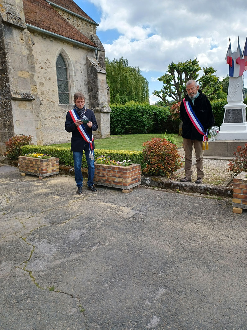 Philippe Noirez, maire délégué de La Chapelle-Monthon lit le message de la ministre des armées, Catherine Vautrin