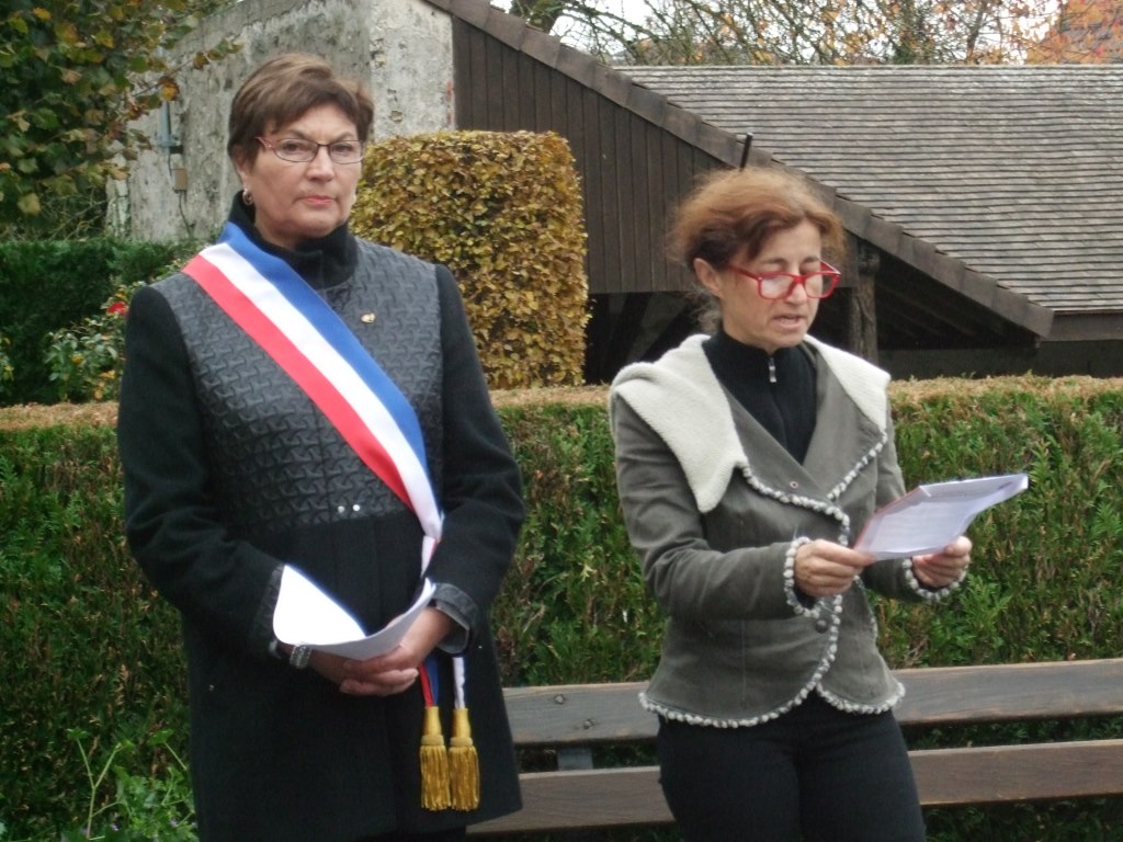Catherine Tambrun (habitante de La Chapelle-Monthodon) lit le message de L'Union Française des Associations de Combattants et de Victimes de Guerre