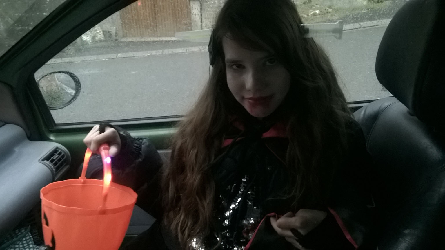 Tous prêts pour le défilé encadré par des adultes. Le village est fait à pied et les hameaux en véhicule.