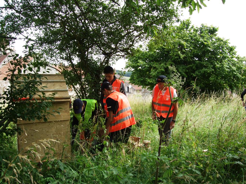 Le maître d'oeuvre surveille la remise en place  des parties enlevées pour le transport  !