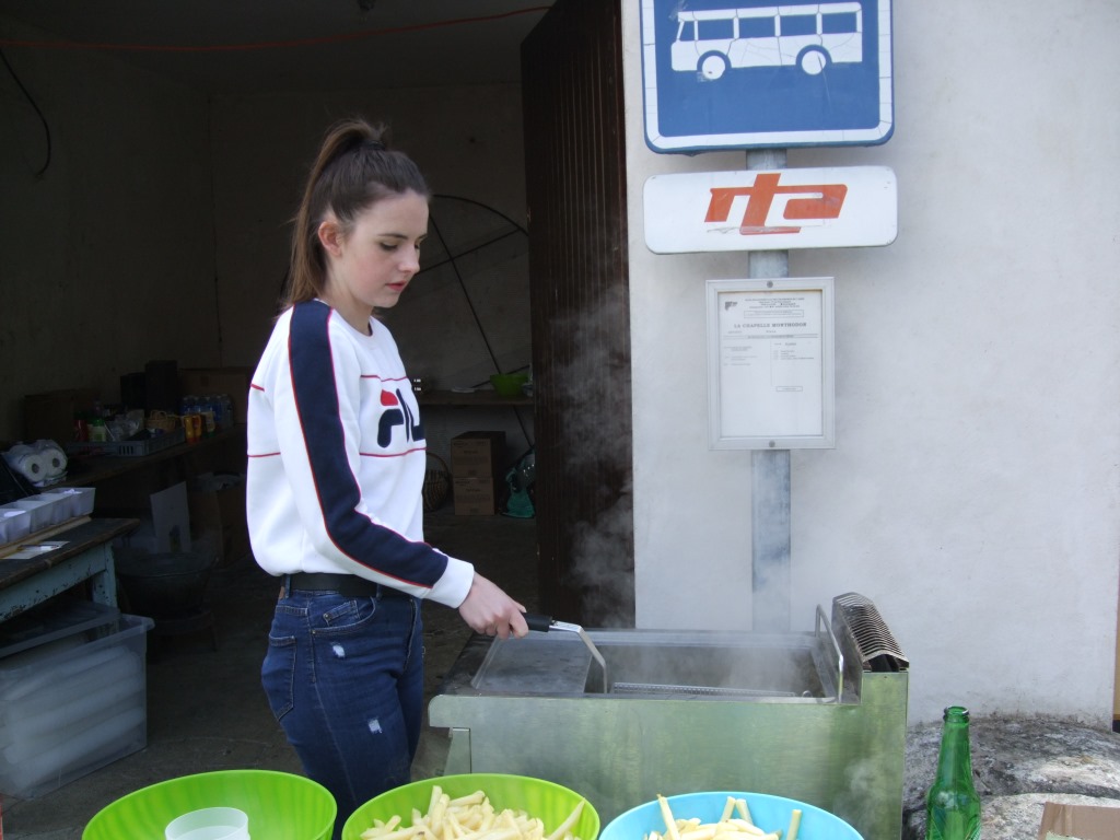 Emilie Picart s'occupe de la 1ère cuisson des frites