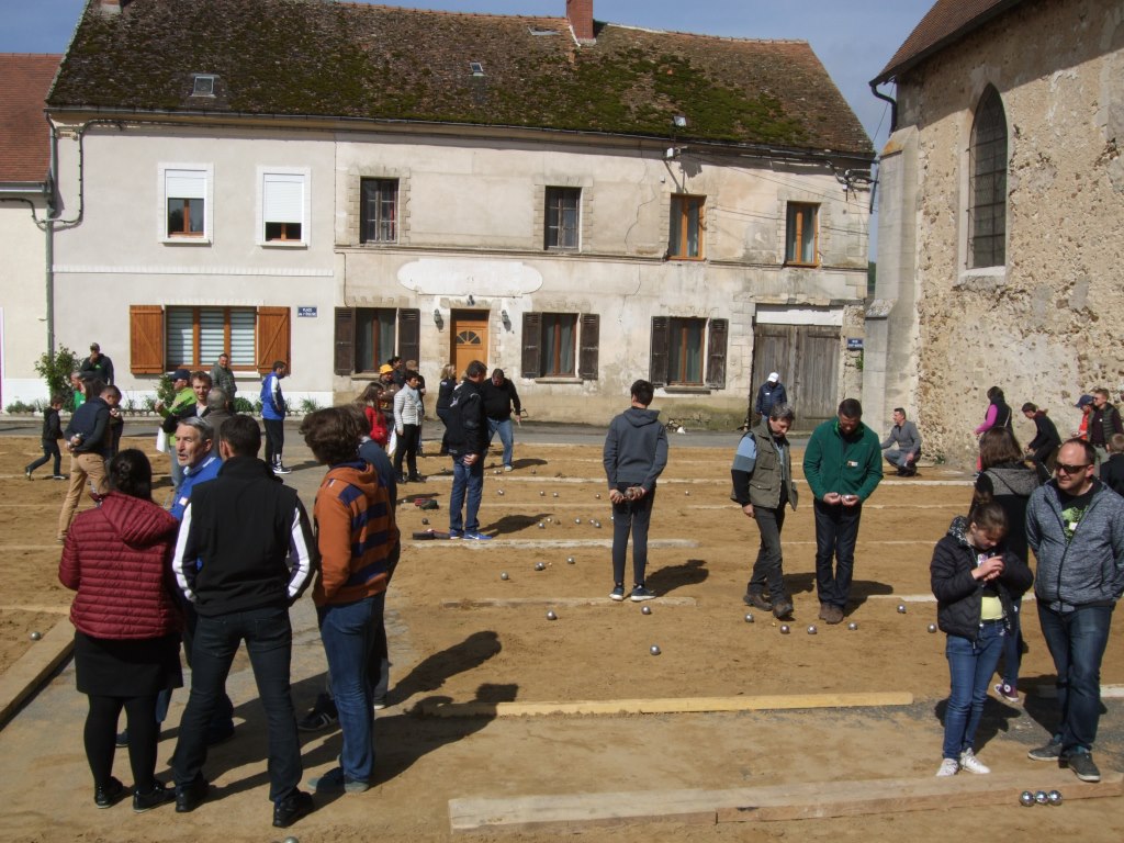 La place du village transformée en boulodrome