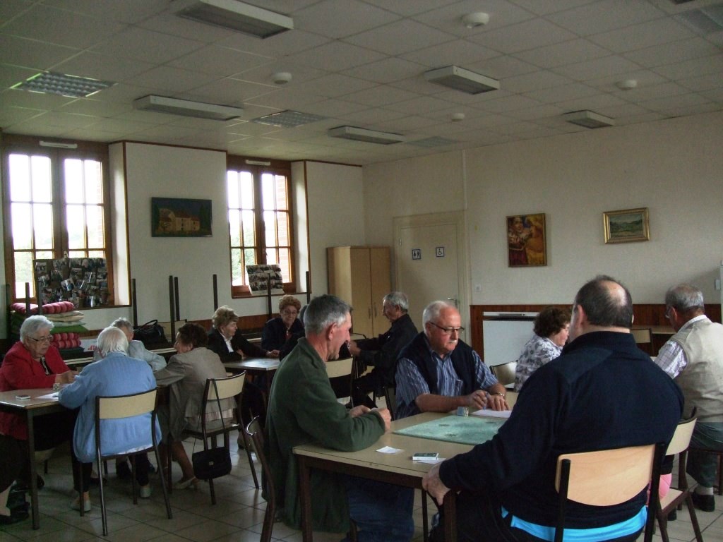 Vers 16h, après un repas délicieux, retour à la salle communale de La Chapelle-Monthodon  pour quelques parties de cartes jusqu'à 18h
