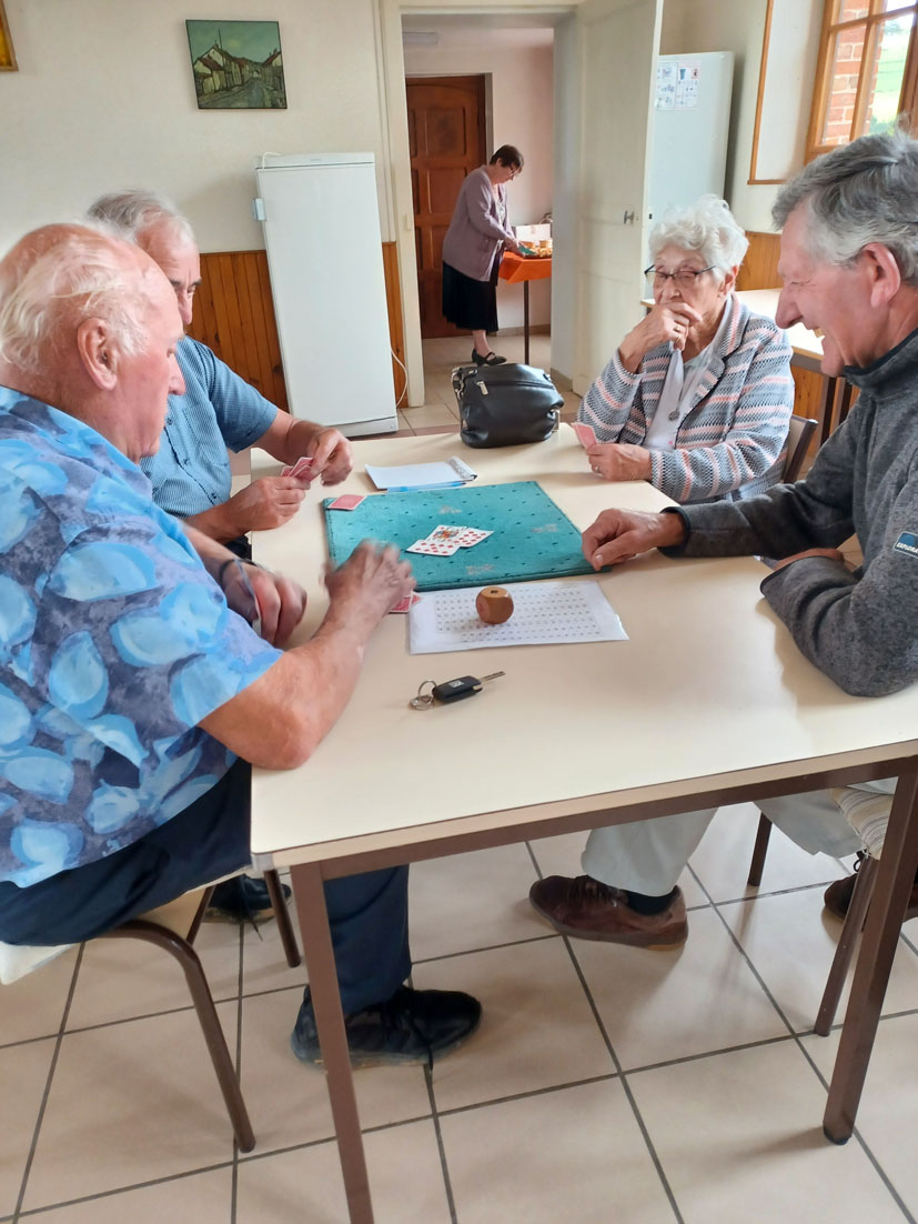 Puis retour à la salle communale pour jouer à la belote