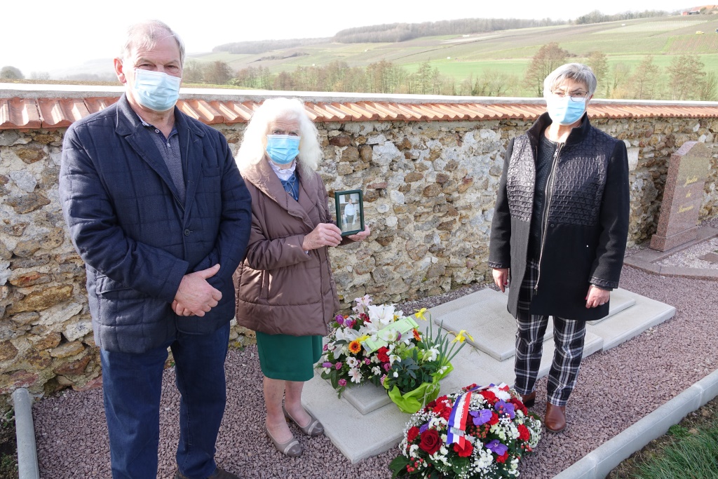 Josiane Renard, présidente du club des séniors entourée des deux ex-maires de La Chapelle-Monthodon, Bernard et Jacqueline Picart.