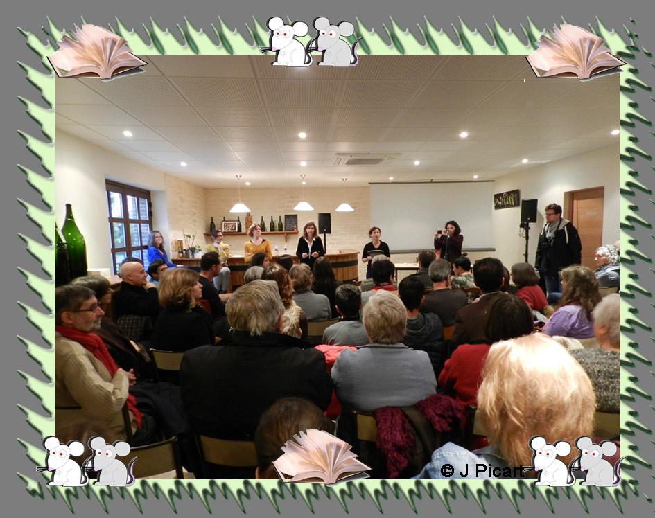 La salle est comble (environ 100 personnes)