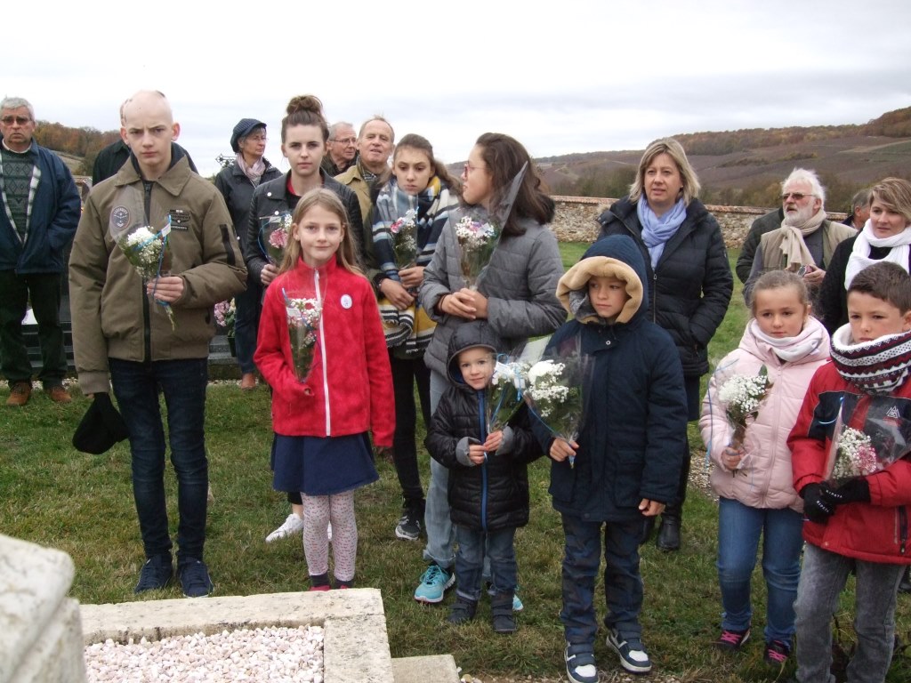 Les enfants vont y déposer chacun un petit bouquet remis par la Maire déléguée