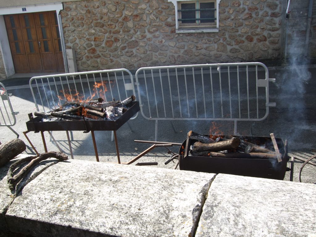 Préparation des braises pour le repas