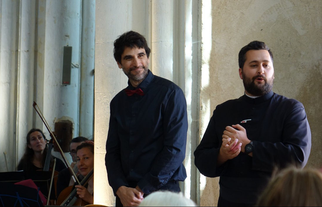Don Hubert Vicaire de la Paroisse Notre-Dame des Tois Vallées, accueille l'orchestre et le public en l'église de La Chapelle-Monthodon.