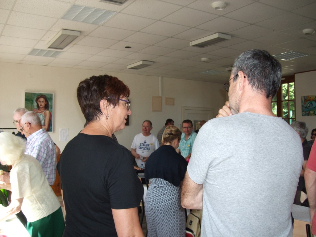 Arrivée à la salle communale pour le verre de l'amitié