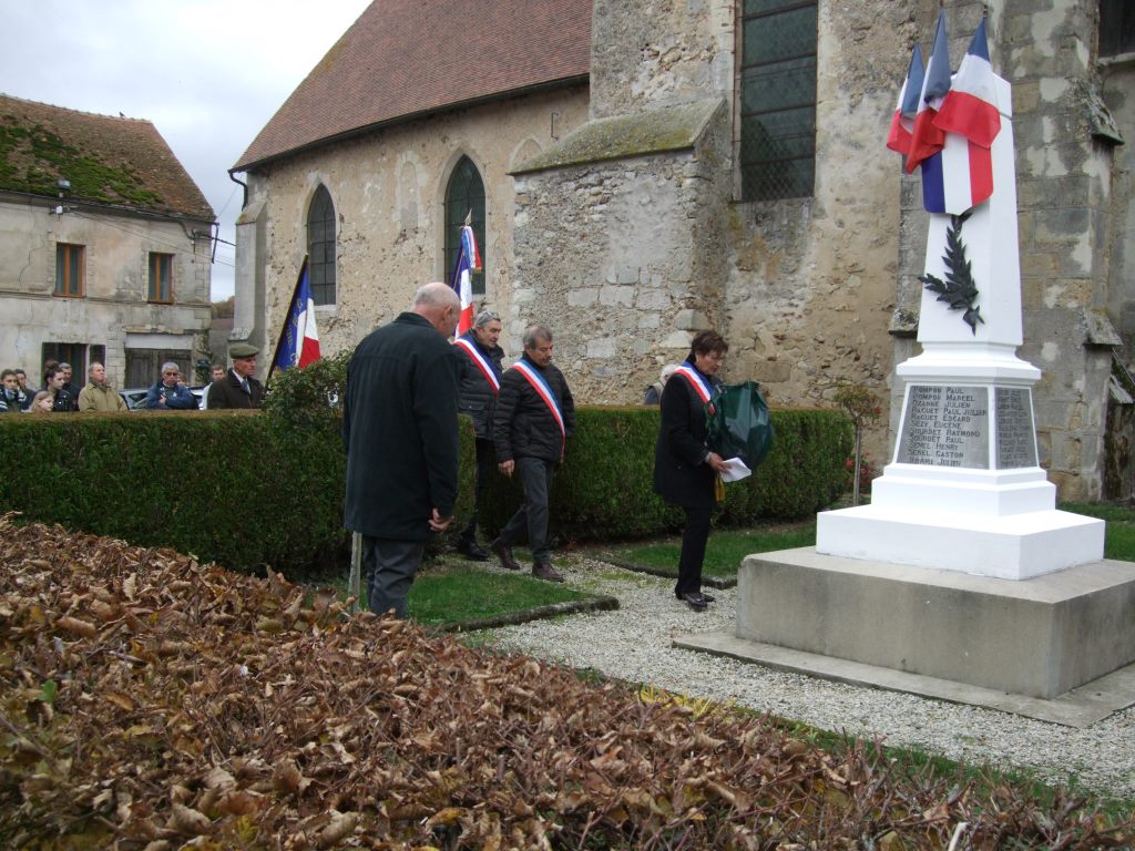 La Maire déléguée de La Chapelle-Monthodon dépose la gerbe de fleurs