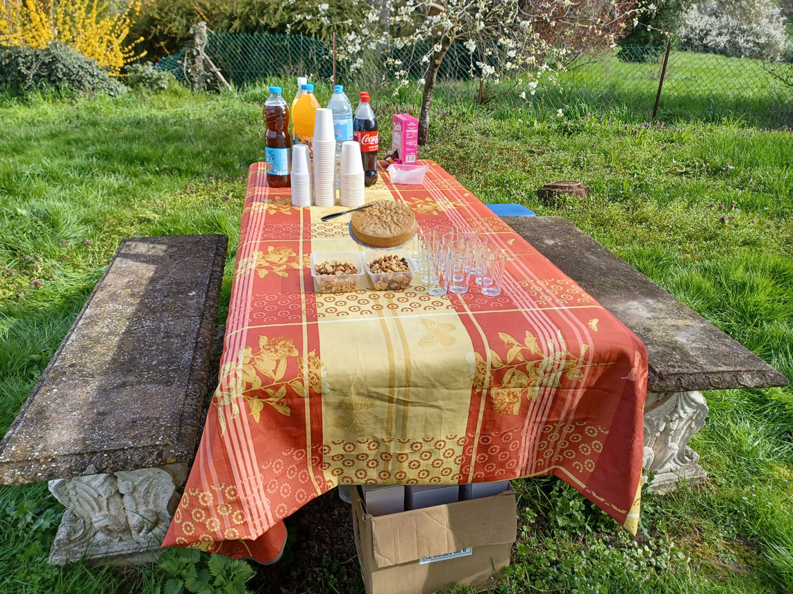 La table est prête pour fêter Pâques avec des gâteaux confectionnés par l'hôtesse Jacqueline Picart