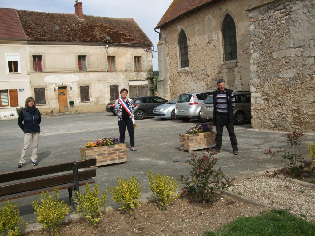 Minute de silence - Au centre Jacqueline Picart, à gauche Valérie Van Gysel et à droite Jean-Yves Roulot