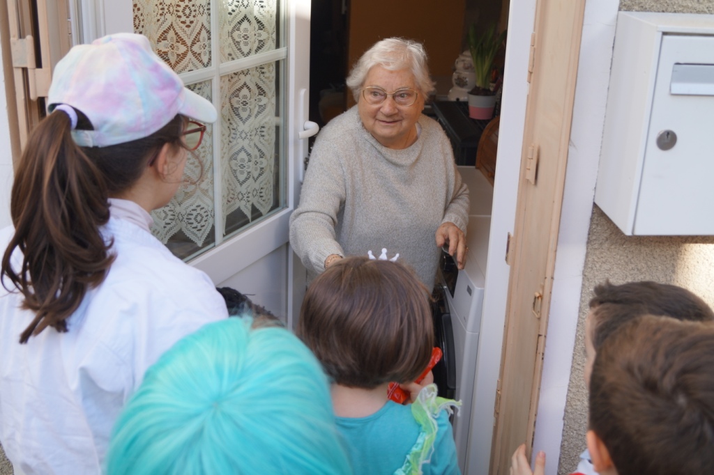 La doyenne du village accueille les enfants