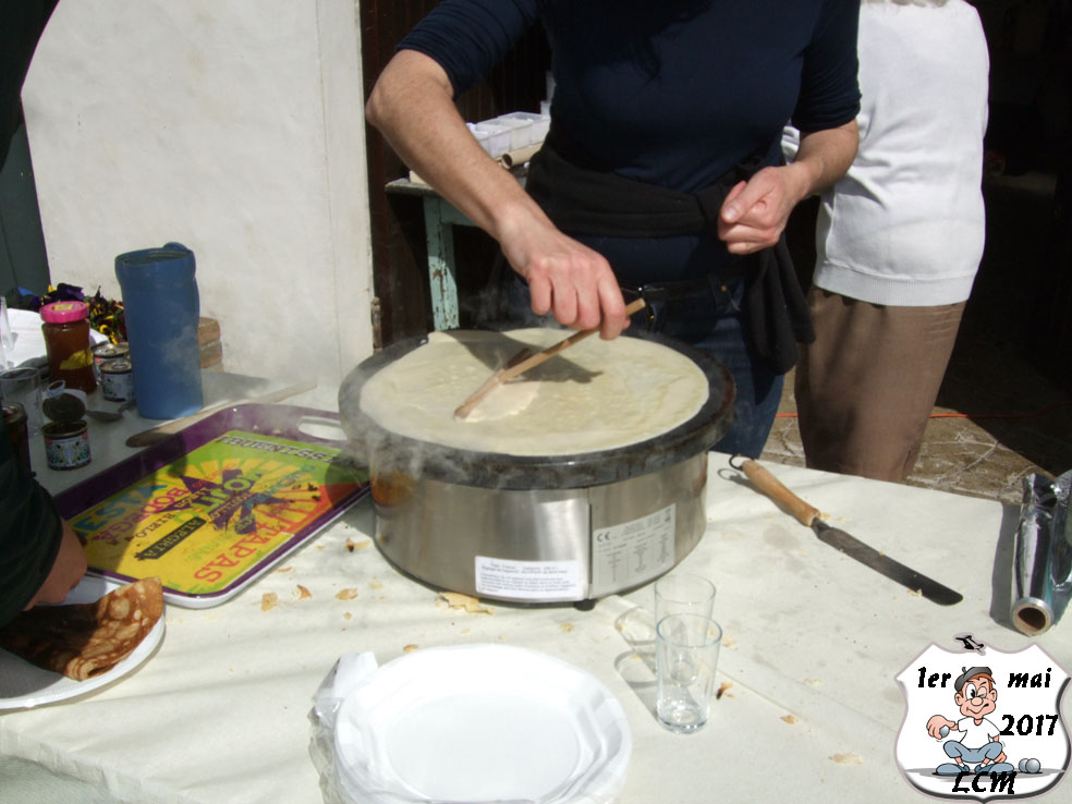 La secrétaire (Céline Picart) fait des crêpes pour le bonheur des petits et des grands