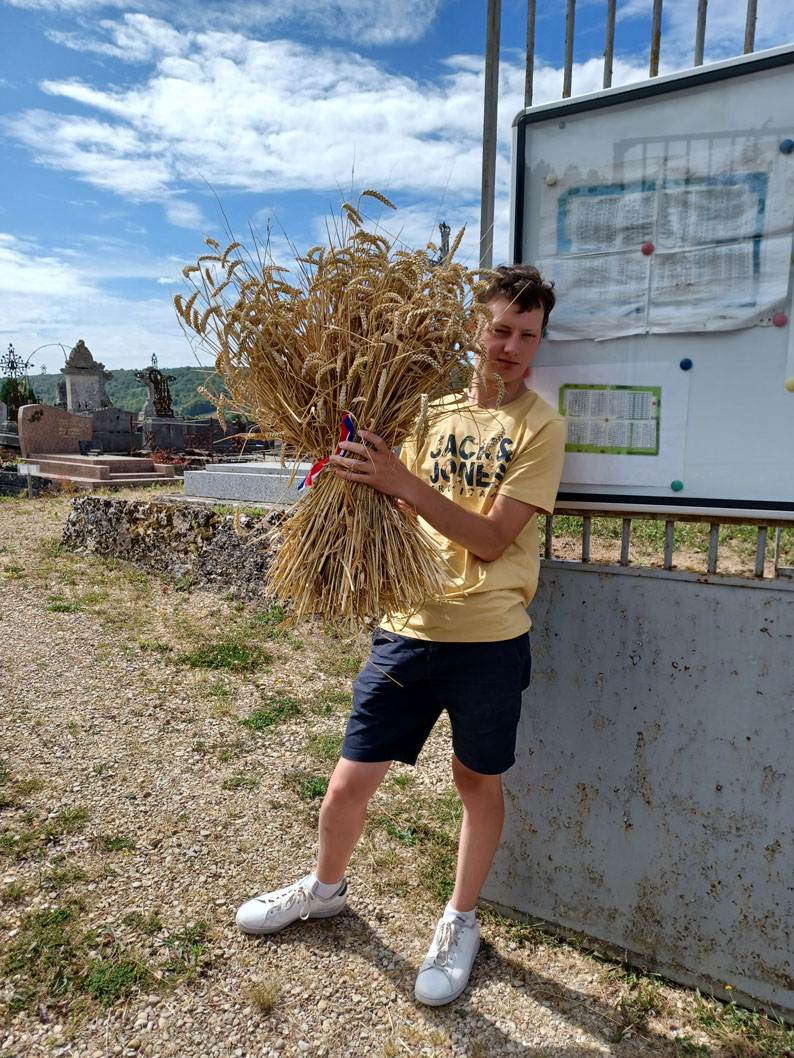 Clément Picart offre une gerbe de blé
