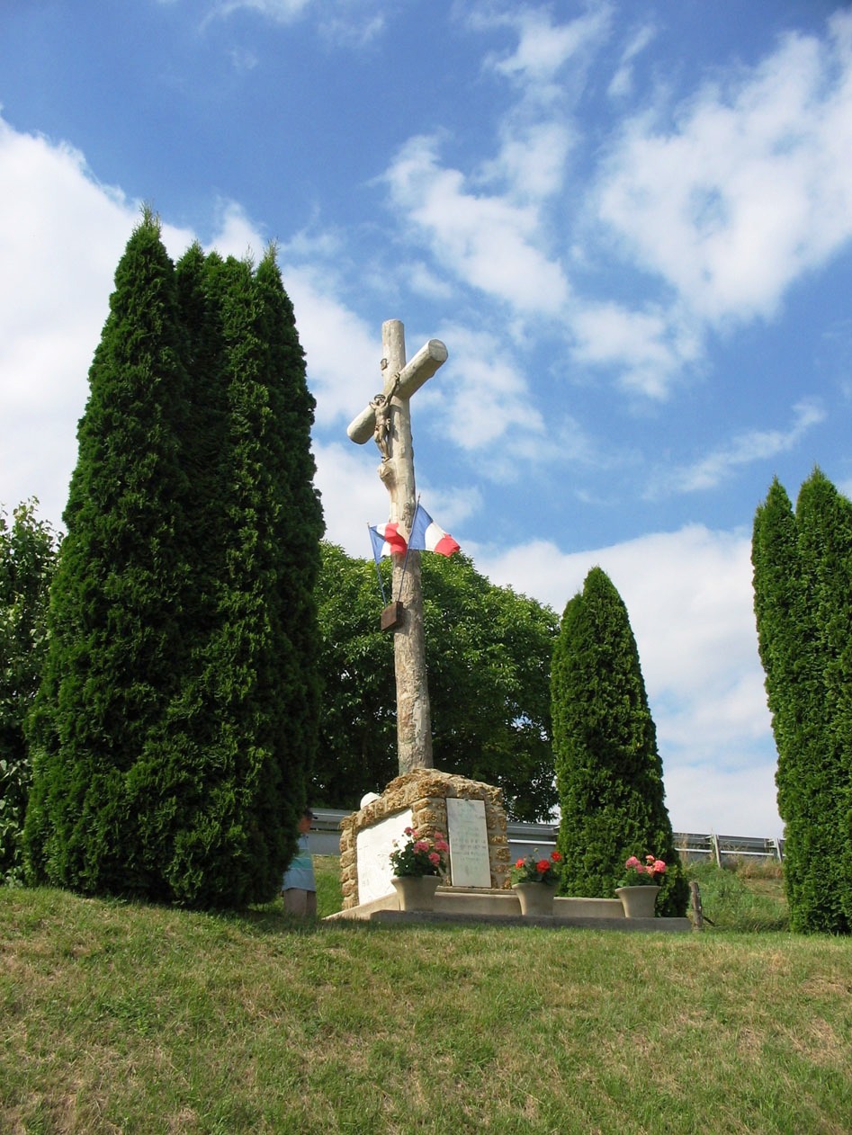 Rassemblement au pied du mémorial