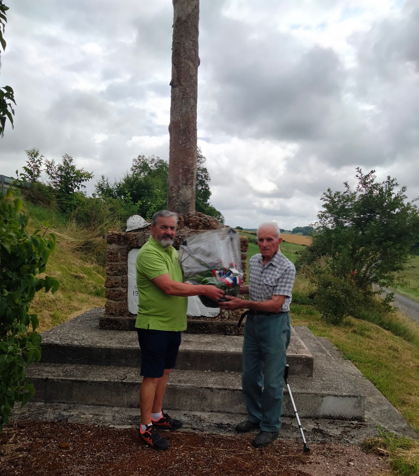 De droite à gauche M. Robert Breton et M. Jean Deprez