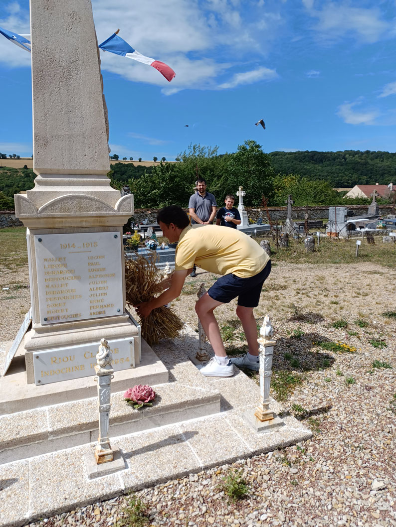 Clément Picart dépose la gerbe de blé