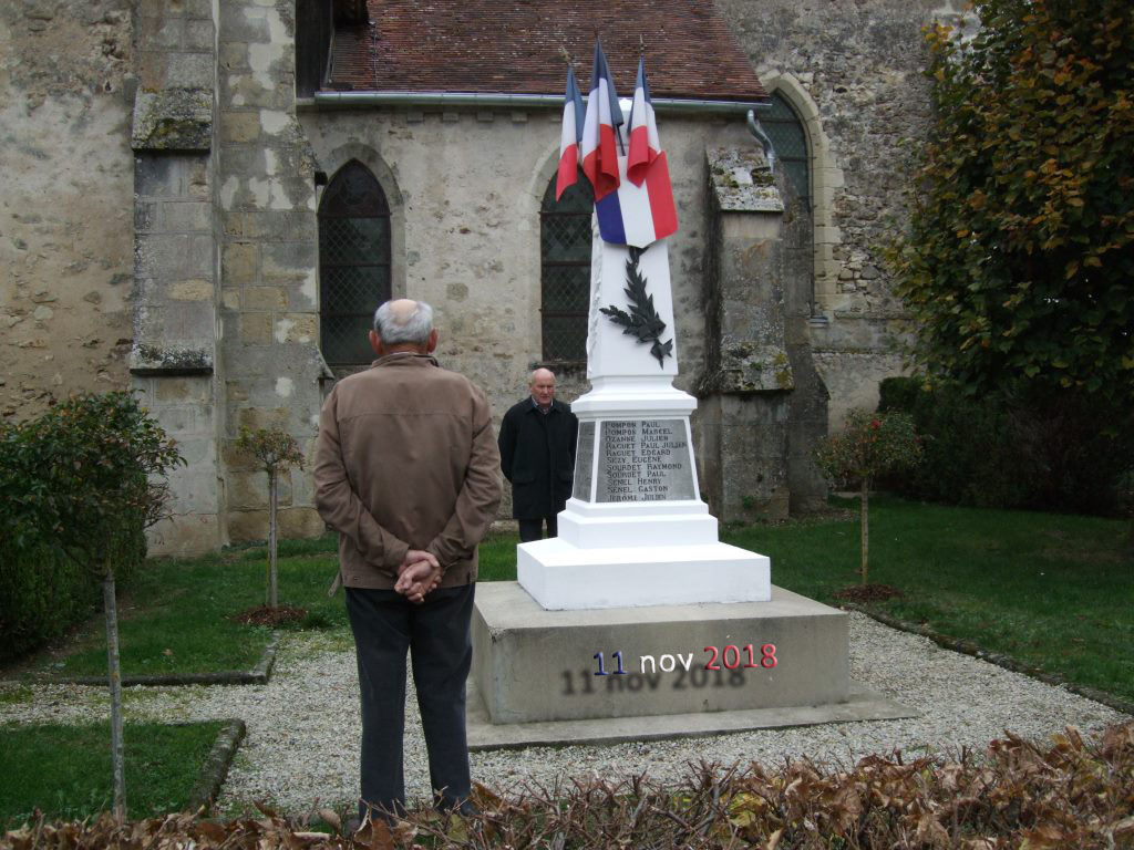 Appel aux morts pour la France (Alain Destouches , adjoint et Bernard Roulot de dos, ancien combattant de la guerre d'Algérie)