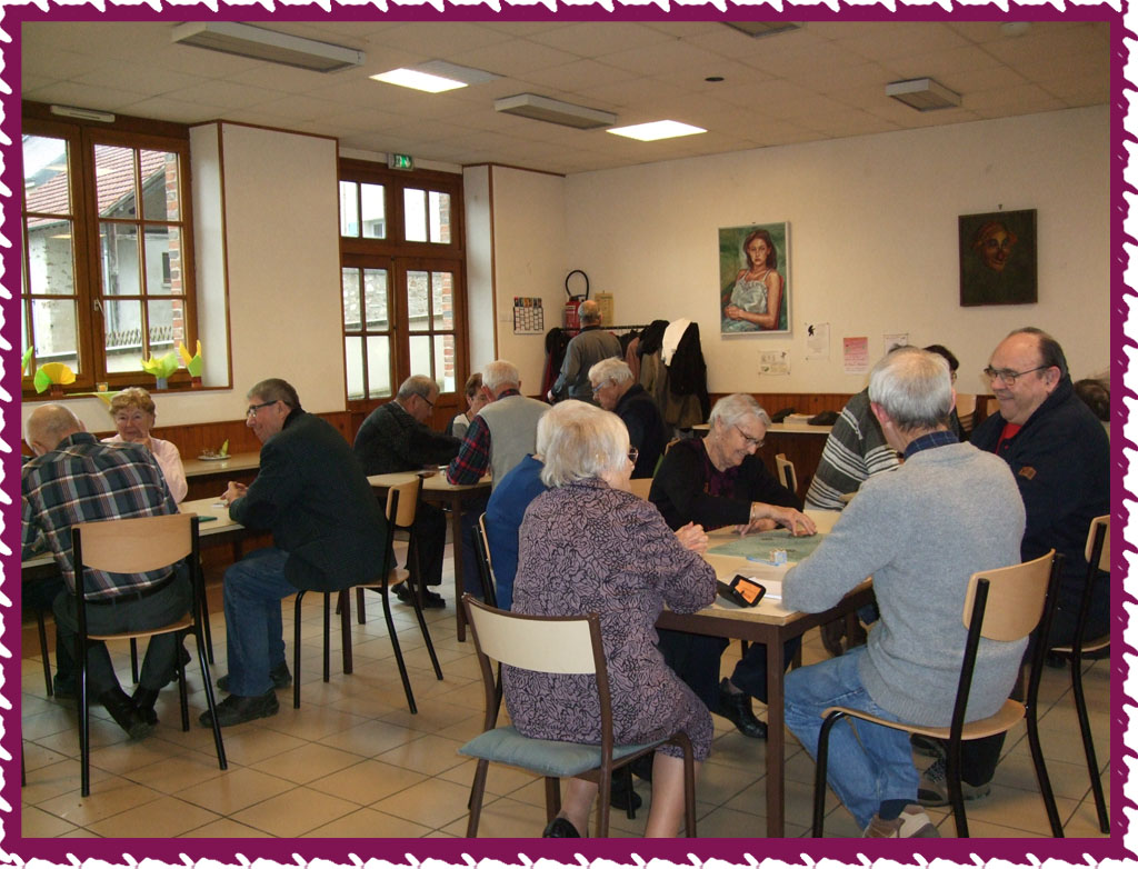 Le repas terminé, les passionnés de belote ont pris place