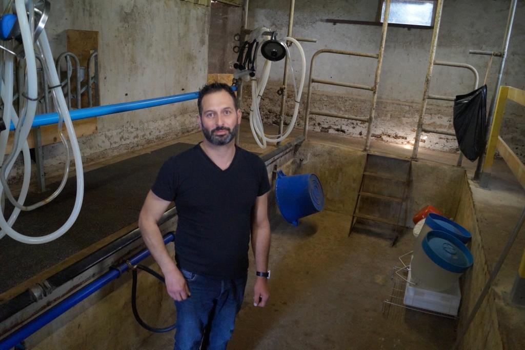 David dans la salle de traite lors de la visite guidée. Traite 1 seule fois par jour à 5h du matin.