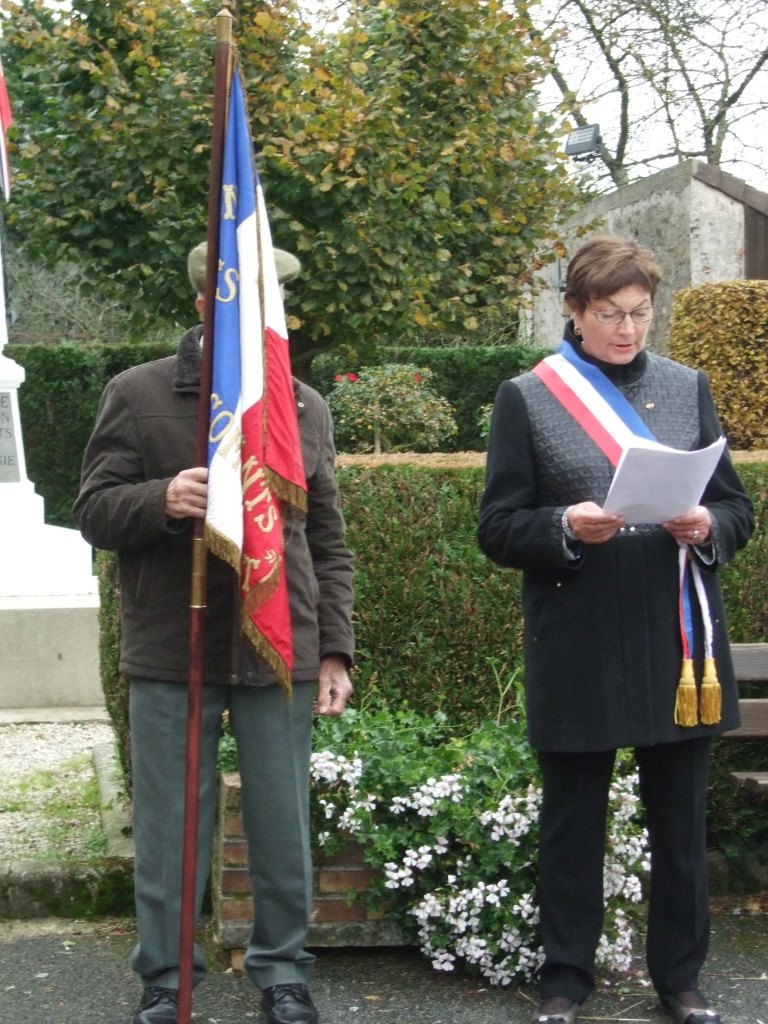 Jacqueline Picart (Maire déléguée) lit le message du Président Emmanuel Macron
