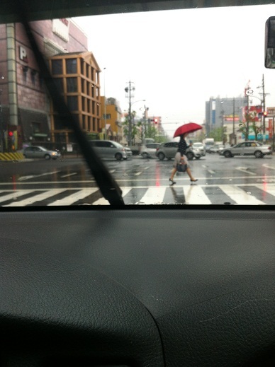 4月26日　雨の名古屋市内　別に女の人を撮影したわけではありませぬ