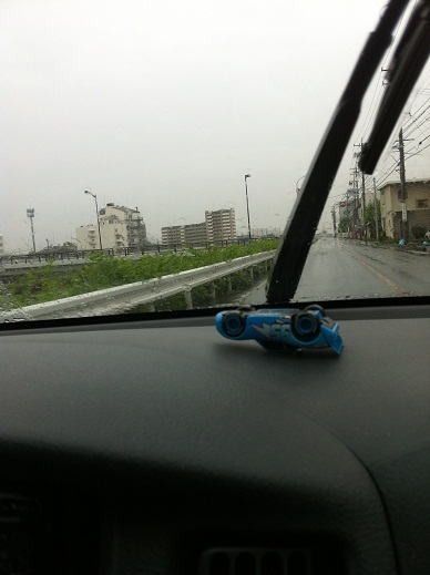5月2日　新川沿いです。ワイパーが・・・