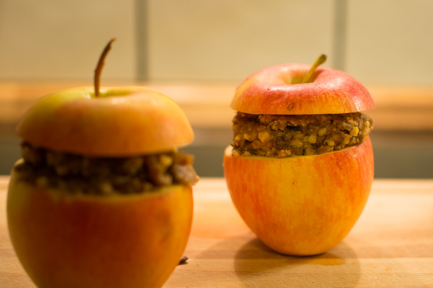 Bratapfel mit Dattel-Nuss-Zimtfüllung und Orangen-Vanille-Soße - vegane ...